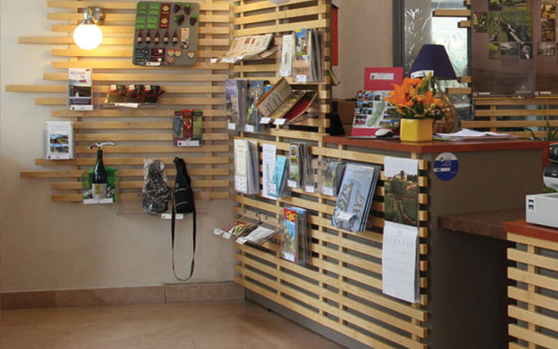 Latti_amenagement-espace-interieur-office-tourisme-mobilier-presentoirs-bois-(0)