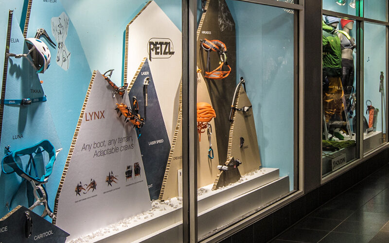 panoplie-petzl_vitrine-montagne-maquette-carton-glace-drytooling-(0)