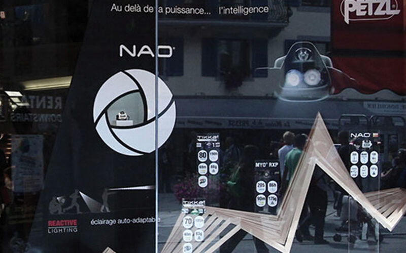 wahou-vitrine-petzl-lampe-nao-utmb-bois-montagne-chamonix-magasin-snell-1