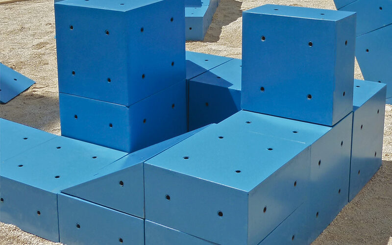 Switch-mobilier-installation-festival-diese-bouchu-esterno-bleu-assemblage-modulable-(0)