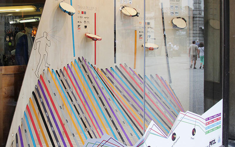 Strech-petzl-magasin-snell-vitrine-montagne-utmb-elastiques-colores-lampes-frontales-0