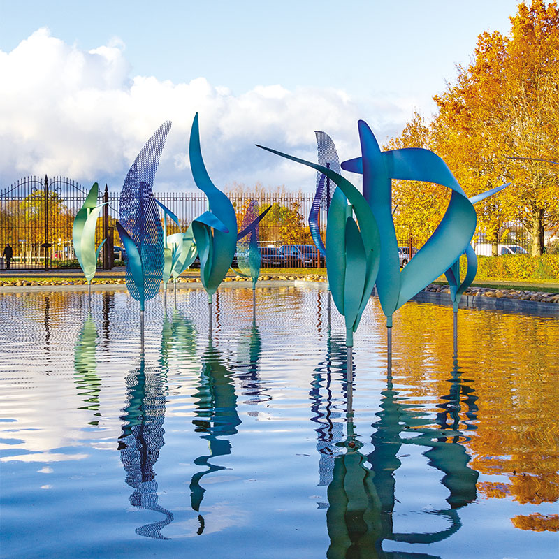 gala-sculpture-vegetale-oeuvre-flottante-bassin-crematorium-site-funéraire-dijon-mirande-bleu-vert-0